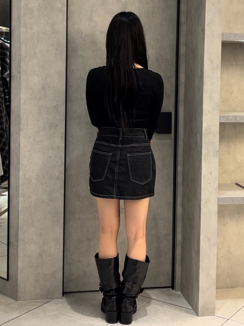 ブルー系のブルゾン、ブラック系のニット/セーター、ブルー系のスカートを着用したレディースの冬コーディネートの10枚目の写真