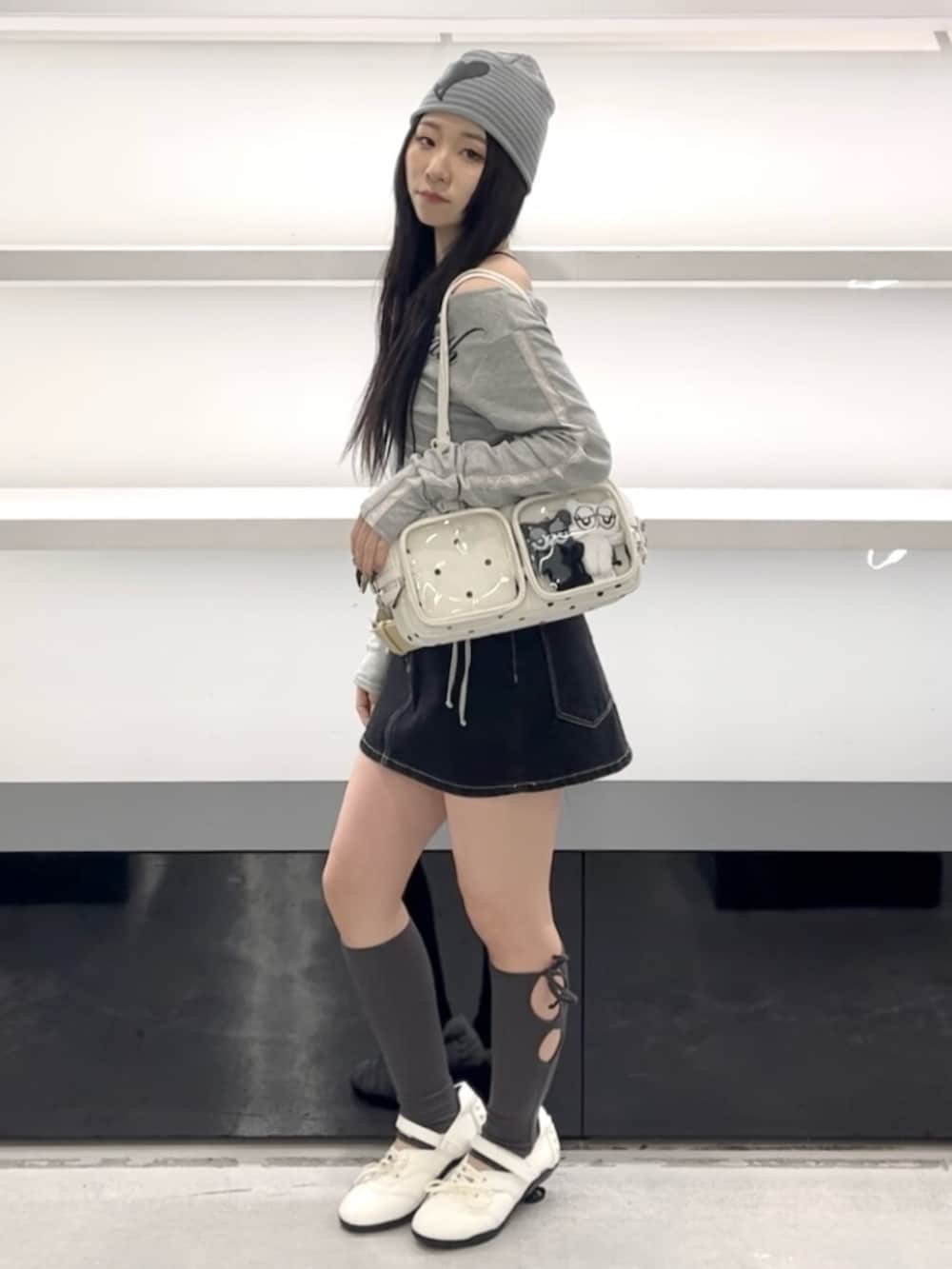 ブルー系のスカート、グレー系のTシャツ/カットソー、ホワイト系のショルダーバッグを着用したレディースの春コーディネートの3枚目の写真