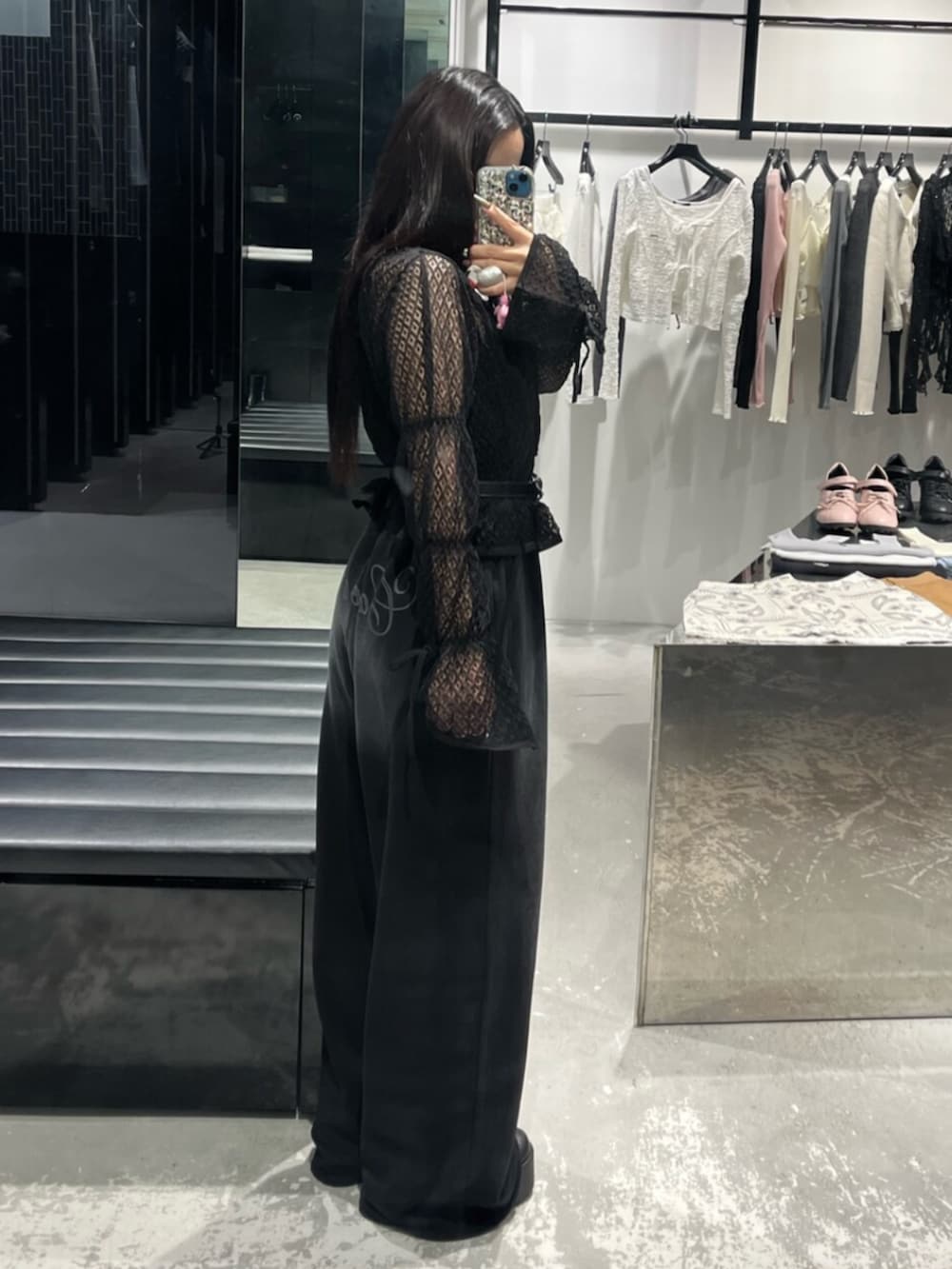 ブラック系のブーツ、ブラック系のニット/セーター、ブラック系のスウェットパンツを着用したレディースの春コーディネートの2枚目の写真