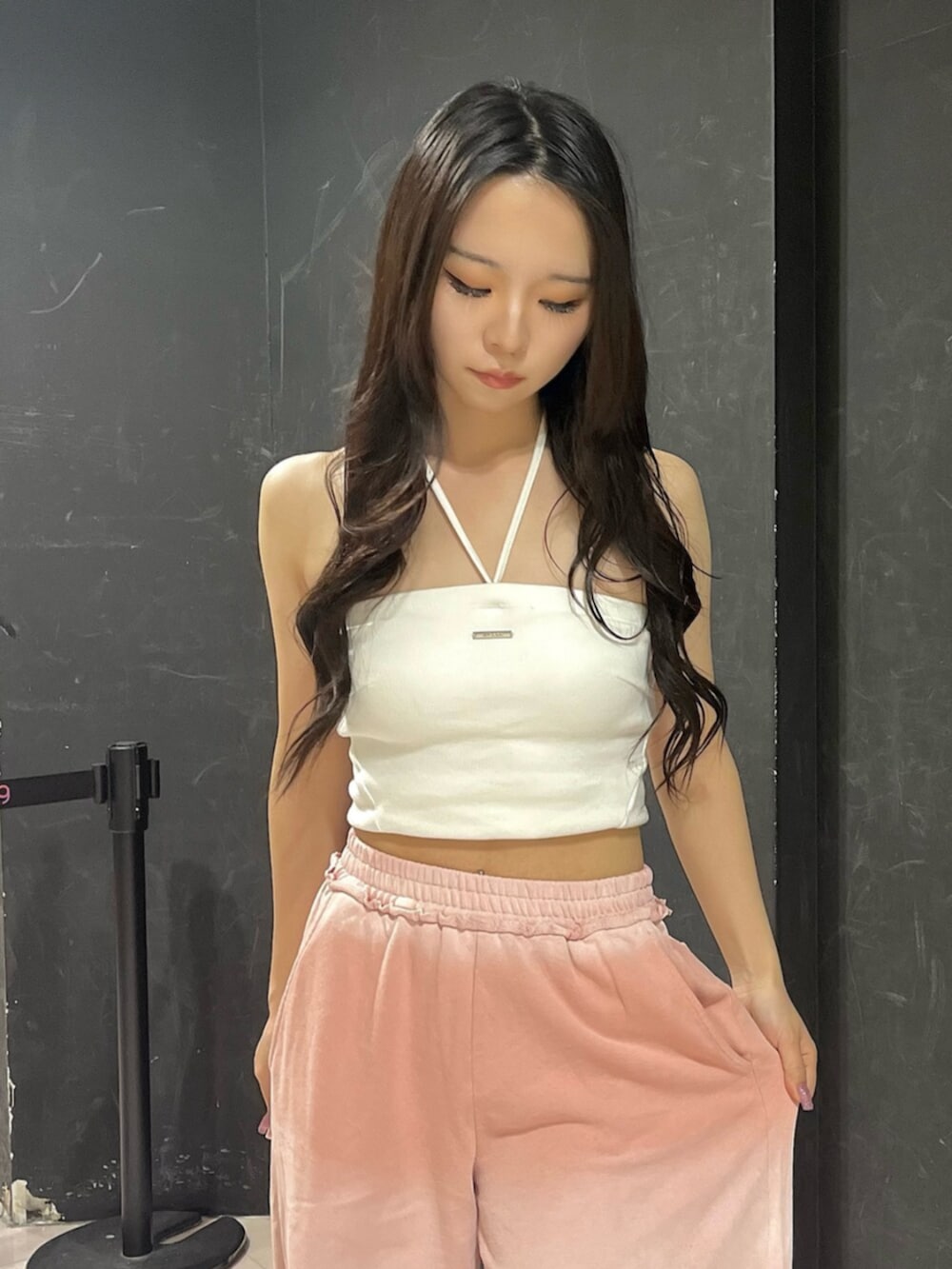 ブラック系のサンダル、ホワイト系のTシャツ/カットソー、ピンク系のスウェットパンツを着用したレディースの夏コーディネートの7枚目の写真