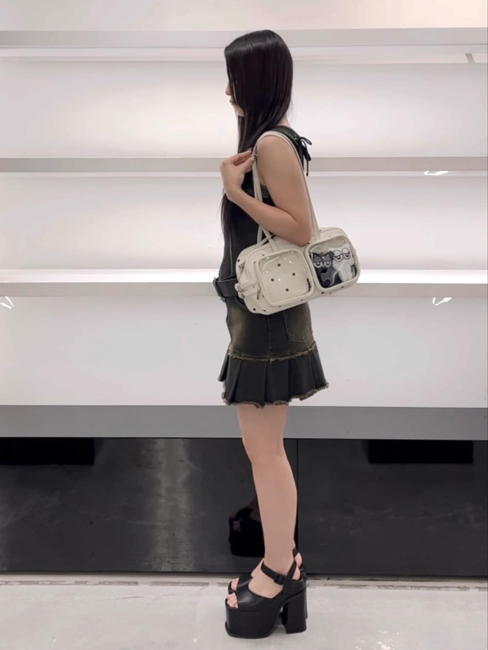 ブルー系のワンピース、ホワイト系のショルダーバッグ、ブラック系のサンダルを着用したレディースの春コーディネートの3枚目の写真