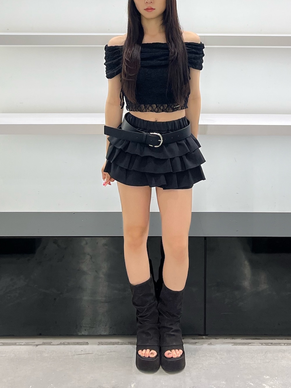 ブラック系のサンダル、ブラック系のスカート、ブラック系のTシャツ/カットソーを着用したレディースの夏コーディネートの2枚目の写真