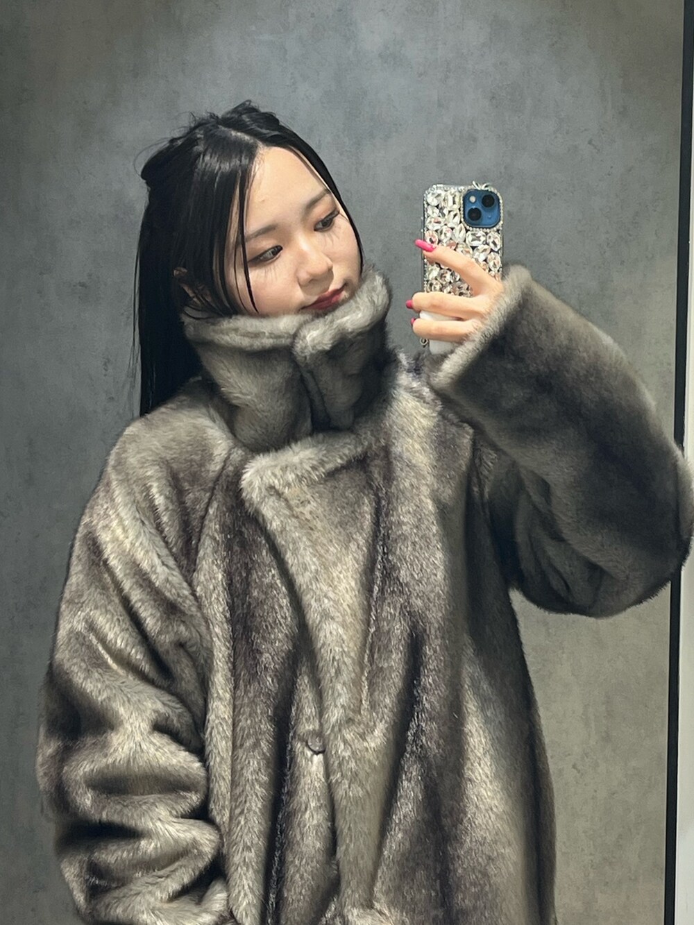 グレー系のその他アウター、ブルー系のシャツ/ブラウス、ブルー系のスカートを着用したレディースの冬コーディネートの7枚目の写真