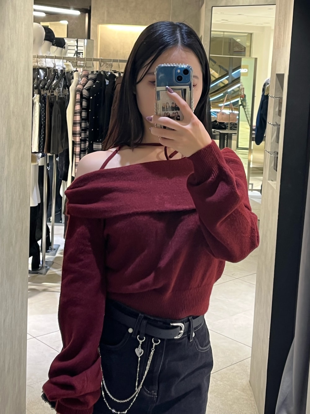 ブラック系のスカート、ブラック系のハンドバッグ、ブラック系のブーツを着用したレディースの秋コーディネートの4枚目の写真