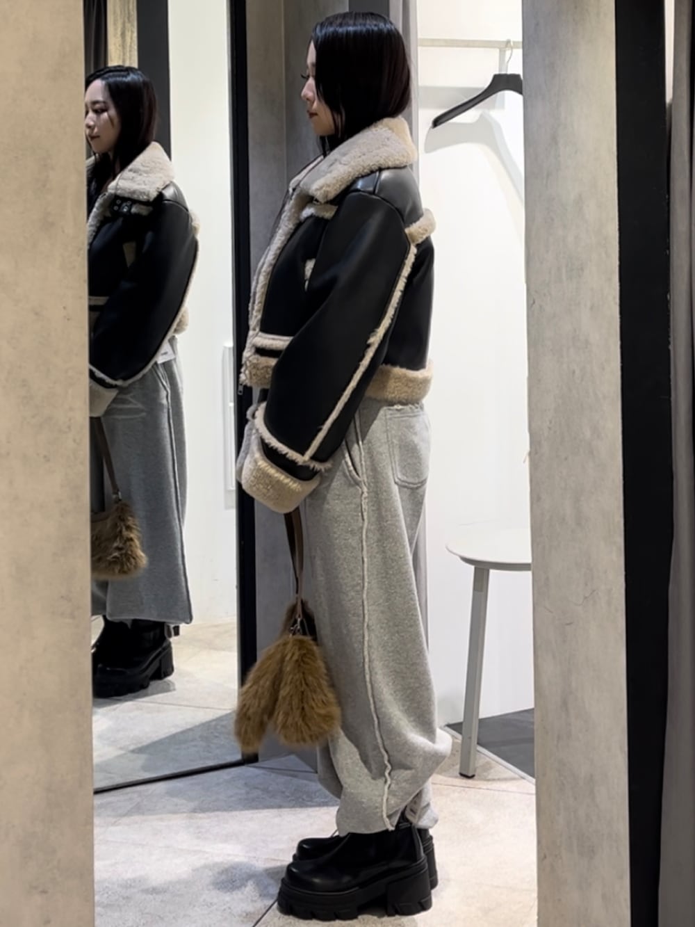 その他のブルゾン、ブラック系のニット/セーター、グレー系のスウェットパンツを着用したレディースの冬コーディネートの2枚目の写真