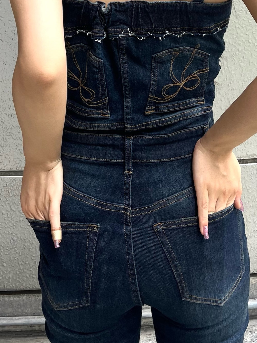 ホワイト系のTシャツ/カットソー、ブルー系のサロペット/オーバーオール、ブラック系のサンダルを着用したレディースの夏コーディネートの9枚目の写真