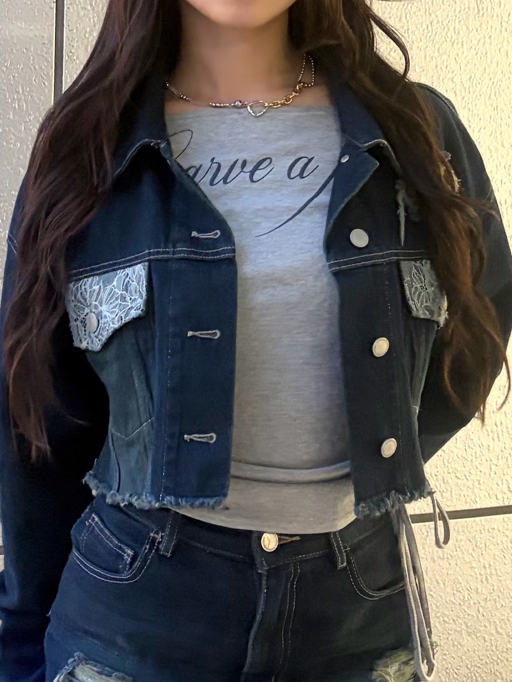 ブルー系のスカート、ブラック系のブーツ、グレー系のTシャツ/カットソーを着用したレディースの秋コーディネートの9枚目の写真
