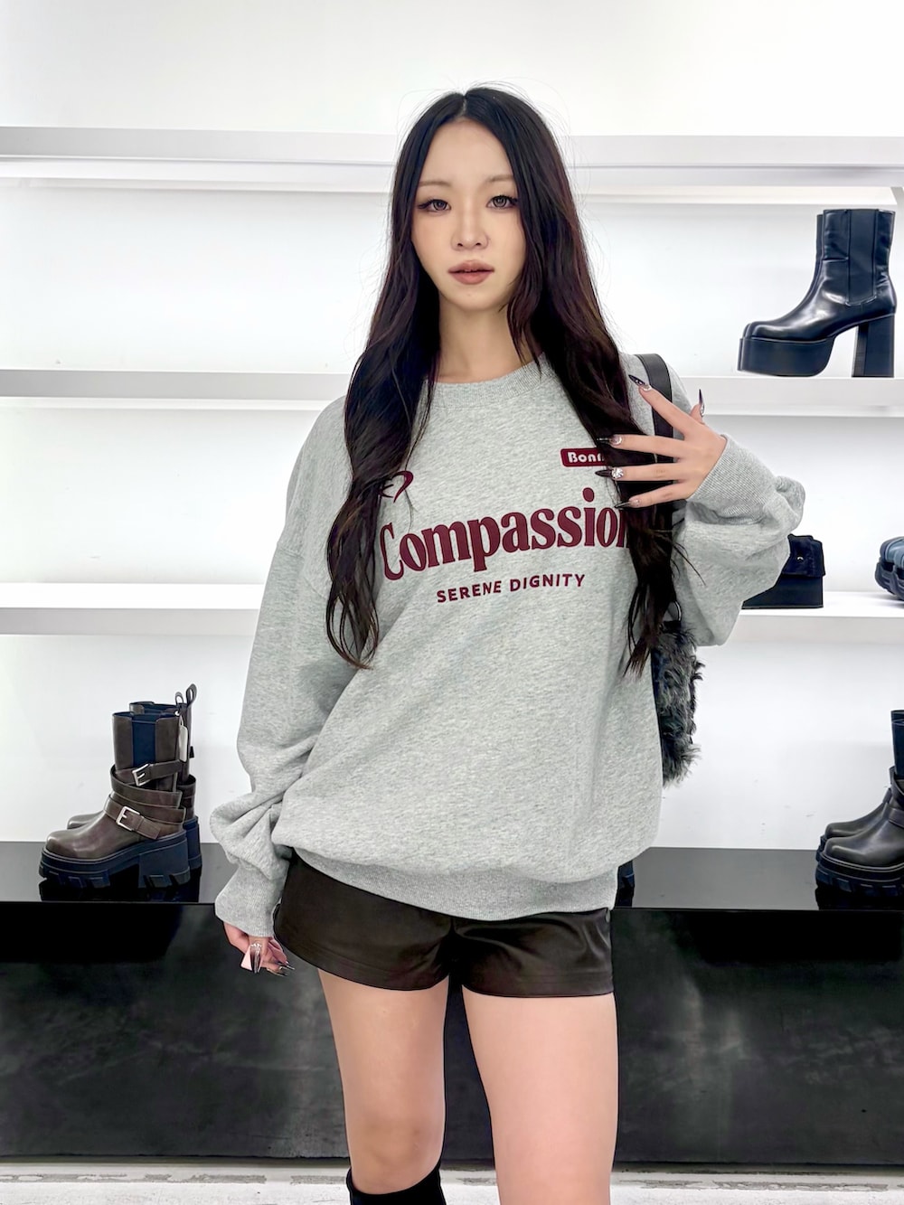 グレー系のスウェット、ブラウン系のその他パンツ、ブラック系のショルダーバッグを着用したレディースの秋コーディネートの5枚目の写真