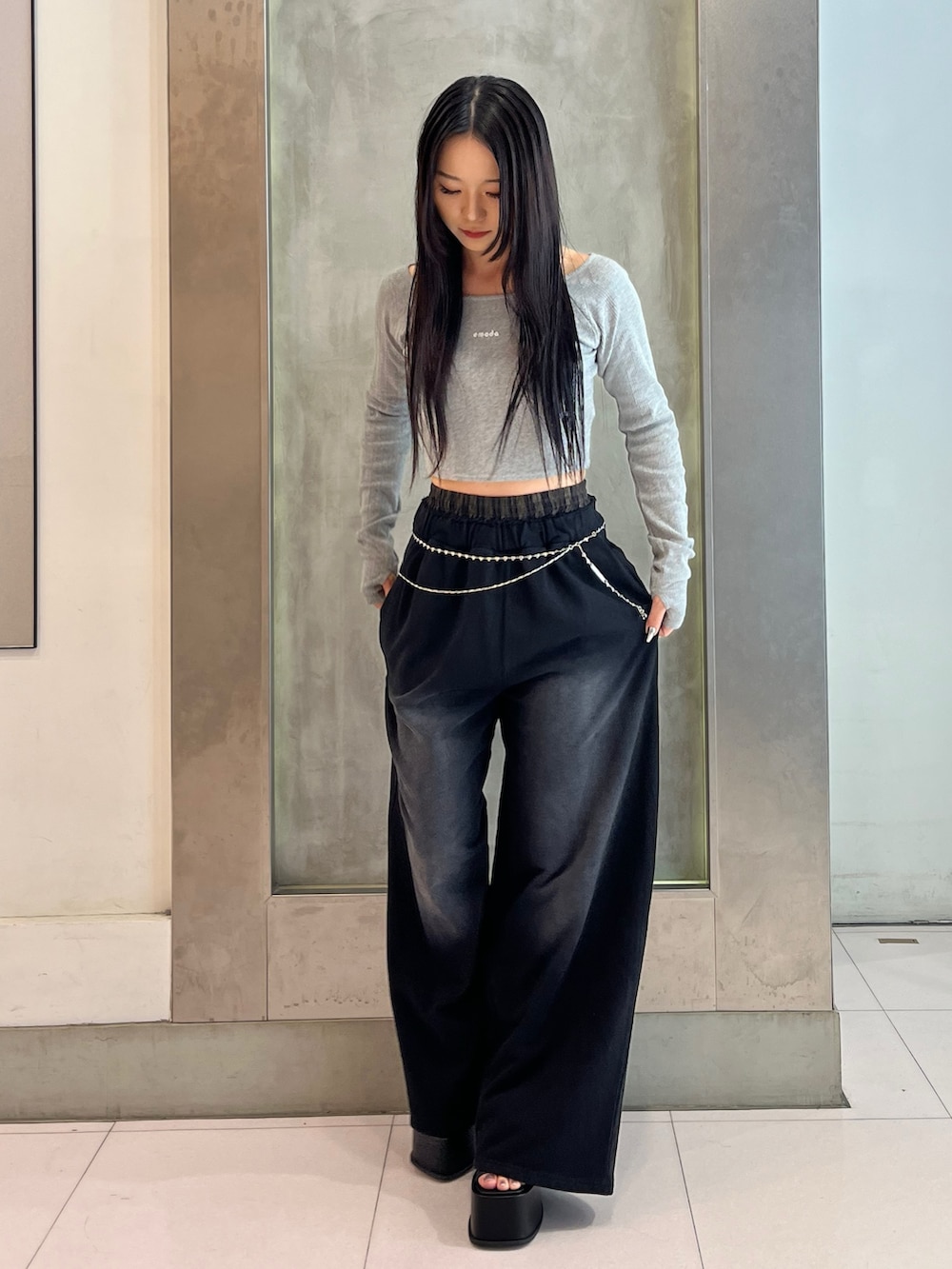 グレー系のTシャツ/カットソー、ブラック系のスウェットパンツ、ブラック系のサンダルを着用したレディースの春コーディネートの8枚目の写真