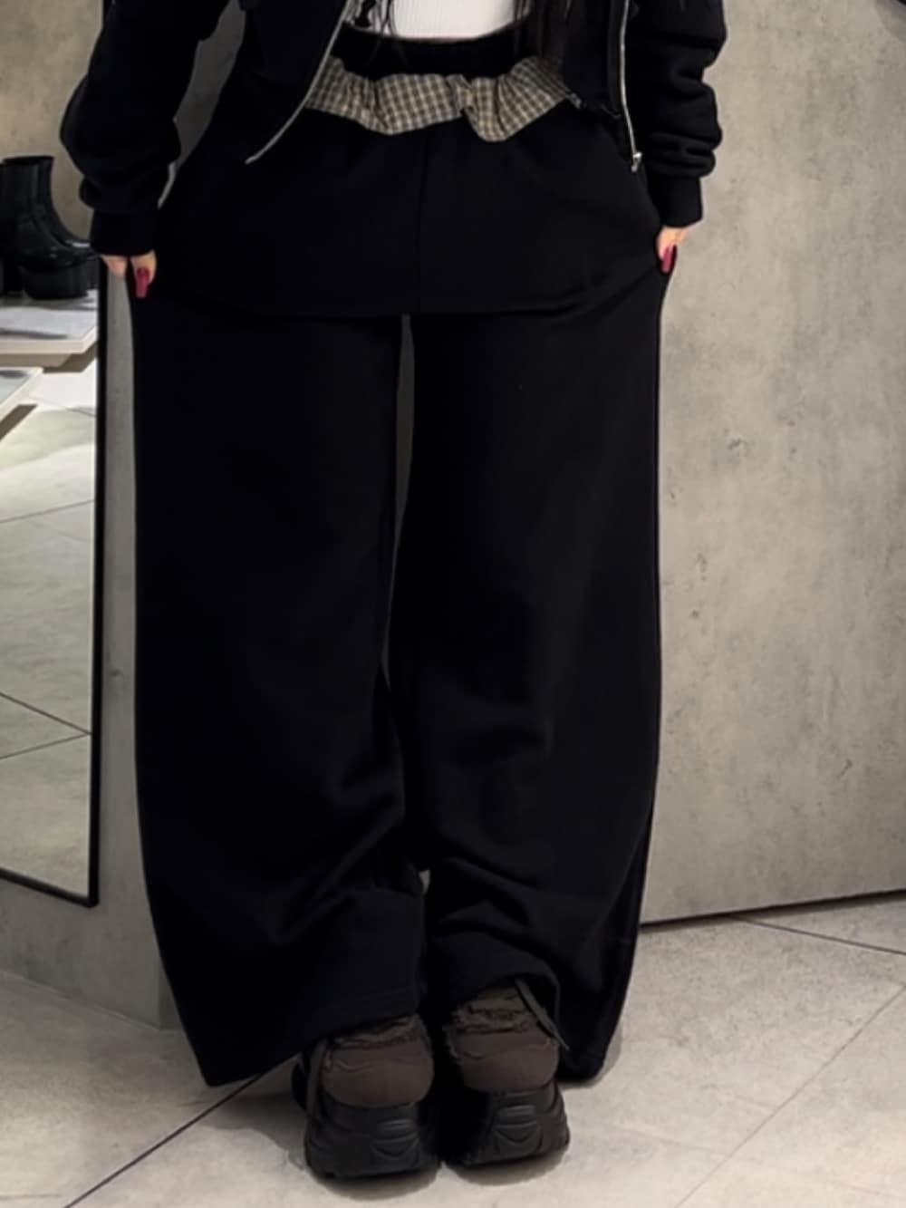 ホワイト系のニット/セーター、ブラック系のパーカー、ブラック系のスウェットパンツを着用したレディースの冬コーディネートの8枚目の写真