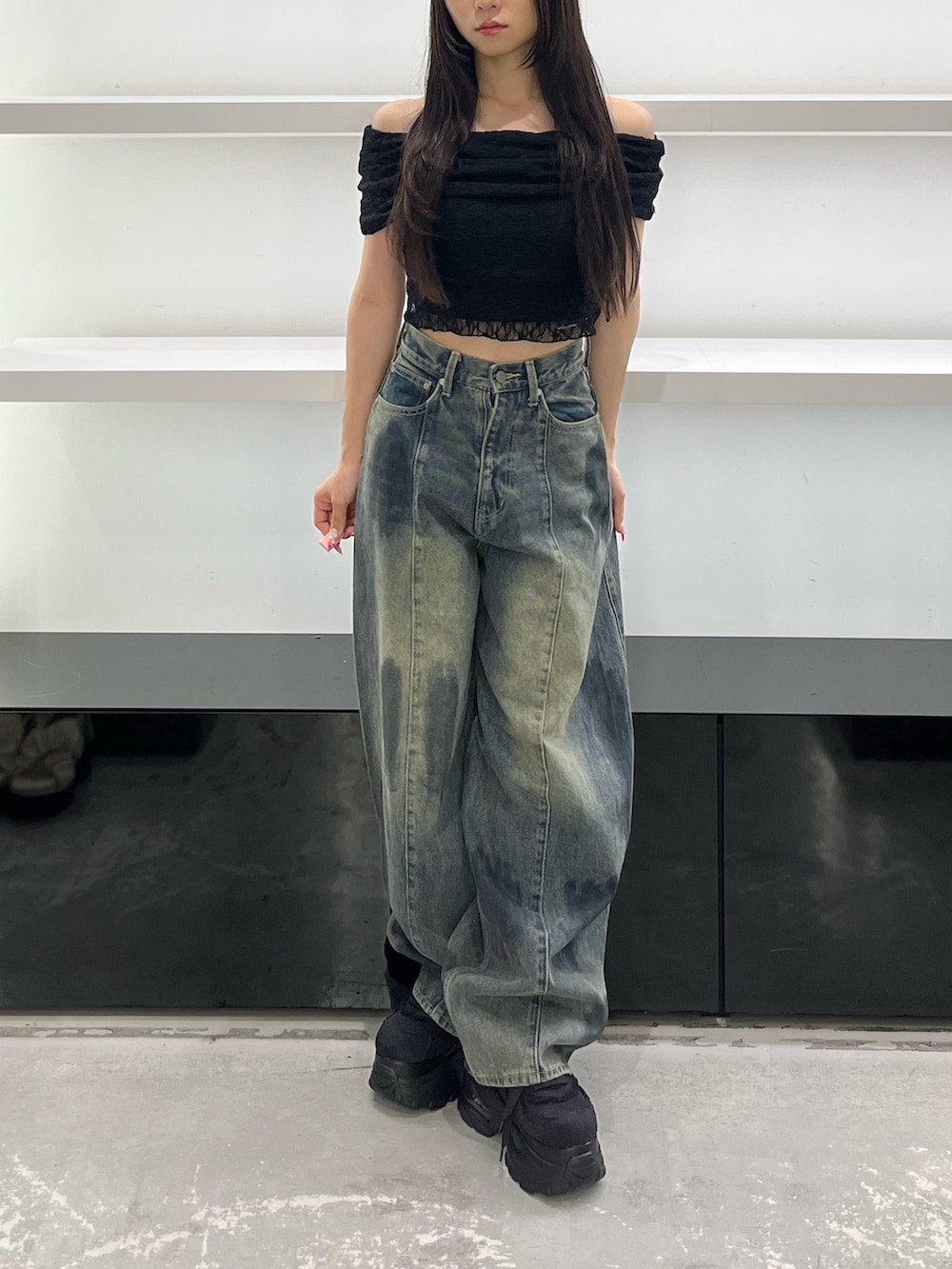 ブラック系のスニーカー、ブルー系のデニムパンツ、ブラック系のTシャツ/カットソーを着用したレディースの夏コーディネートの9枚目の写真