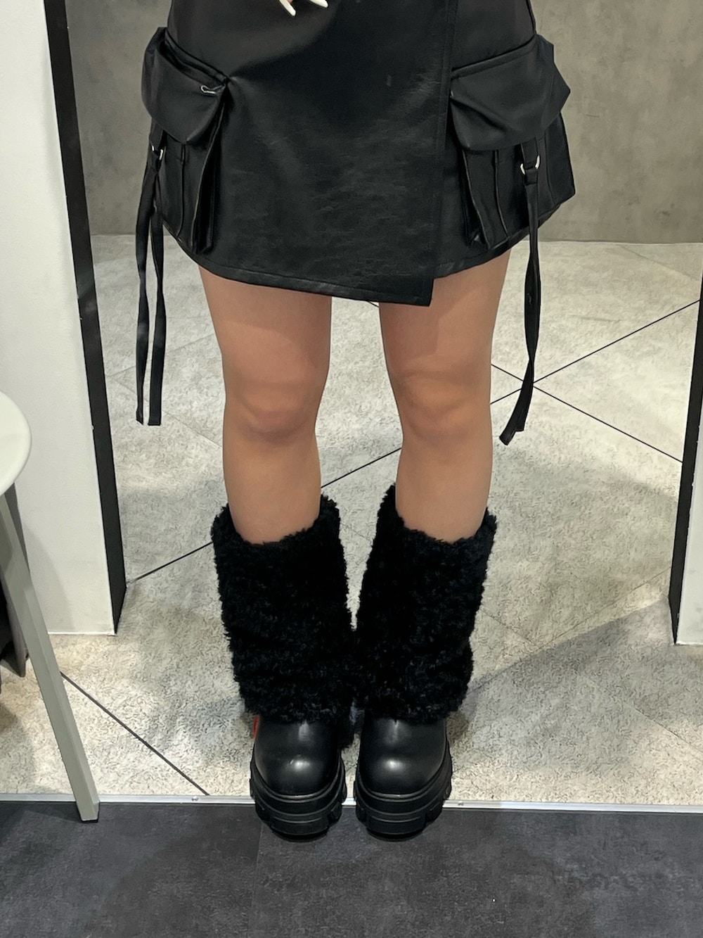 ピンク系のニット/セーター、ブラック系のその他パンツ、ブラック系のブーツを着用したレディースの冬コーディネートの5枚目の写真