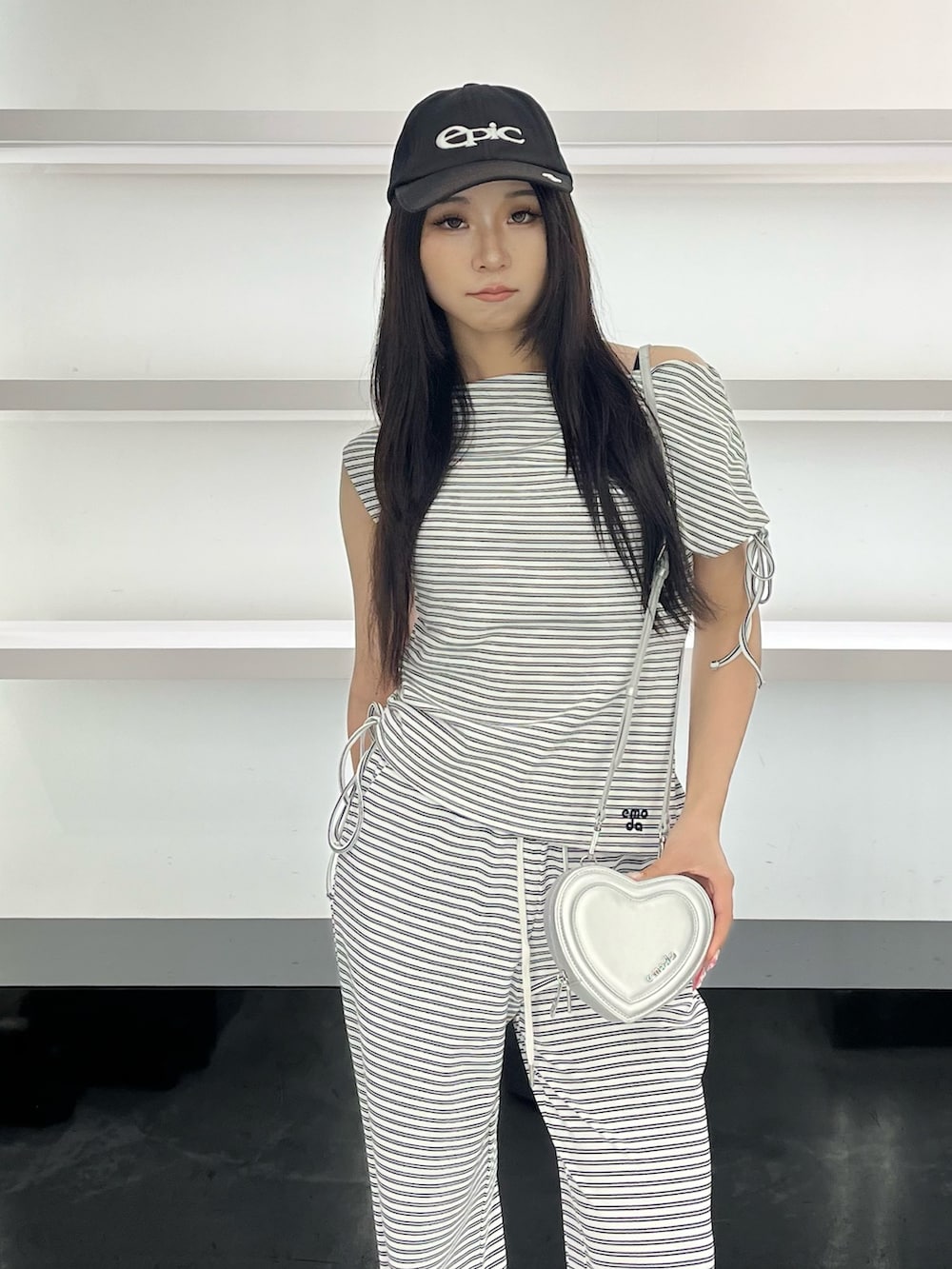 ホワイト系のTシャツ/カットソー、ホワイト系のその他パンツ、シルバー系のショルダーバッグを着用したレディースの夏コーディネートの4枚目の写真