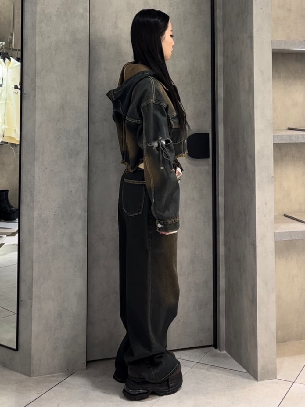 ブルー系のデニムジャケット、ホワイト系のニット/セーター、ブルー系のデニムパンツを着用したレディースの冬コーディネートの2枚目の写真