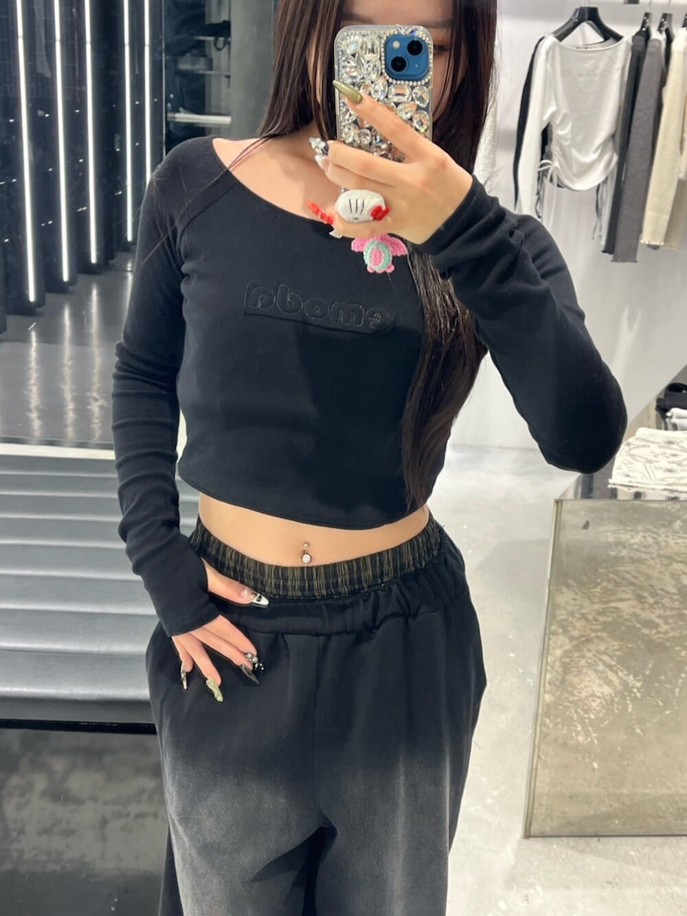 ブラック系のスウェットパンツ、ブラック系のブーツ、ブラック系のTシャツ/カットソーを着用したレディースの春コーディネートの5枚目の写真