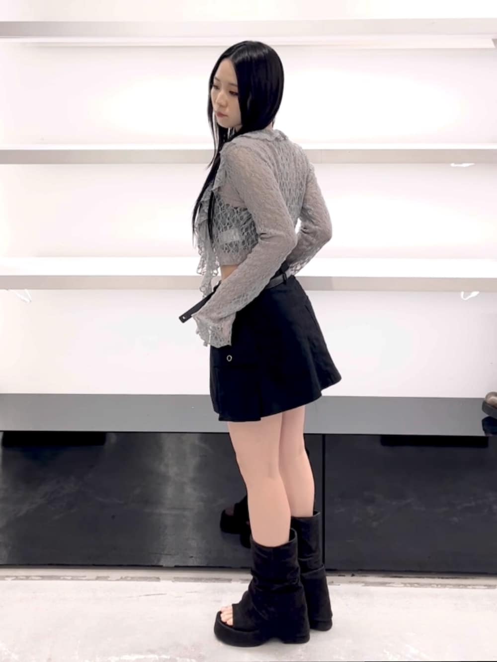 グレー系のTシャツ/カットソー、ブラック系のスカート、ブラック系のサンダルを着用したレディースの春コーディネートの9枚目の写真