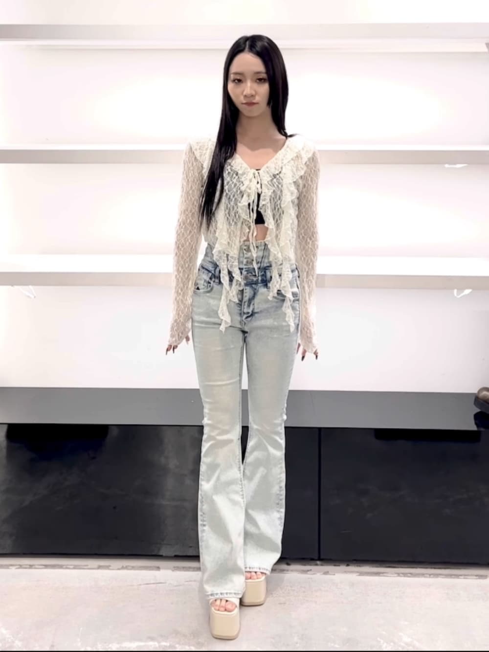 ホワイト系のTシャツ/カットソー、ブルー系のデニムパンツ、ホワイト系のサンダルを着用したレディースの春コーディネートの9枚目の写真