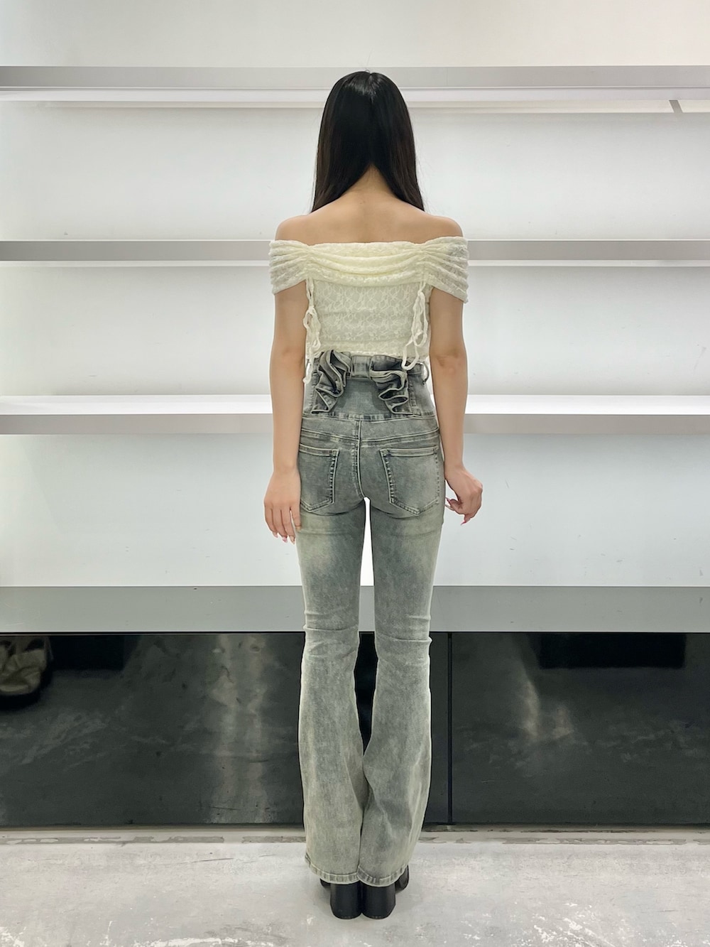 ブラック系のサンダル、ブルー系のデニムパンツ、ホワイト系のTシャツ/カットソーを着用したレディースの夏コーディネートの3枚目の写真