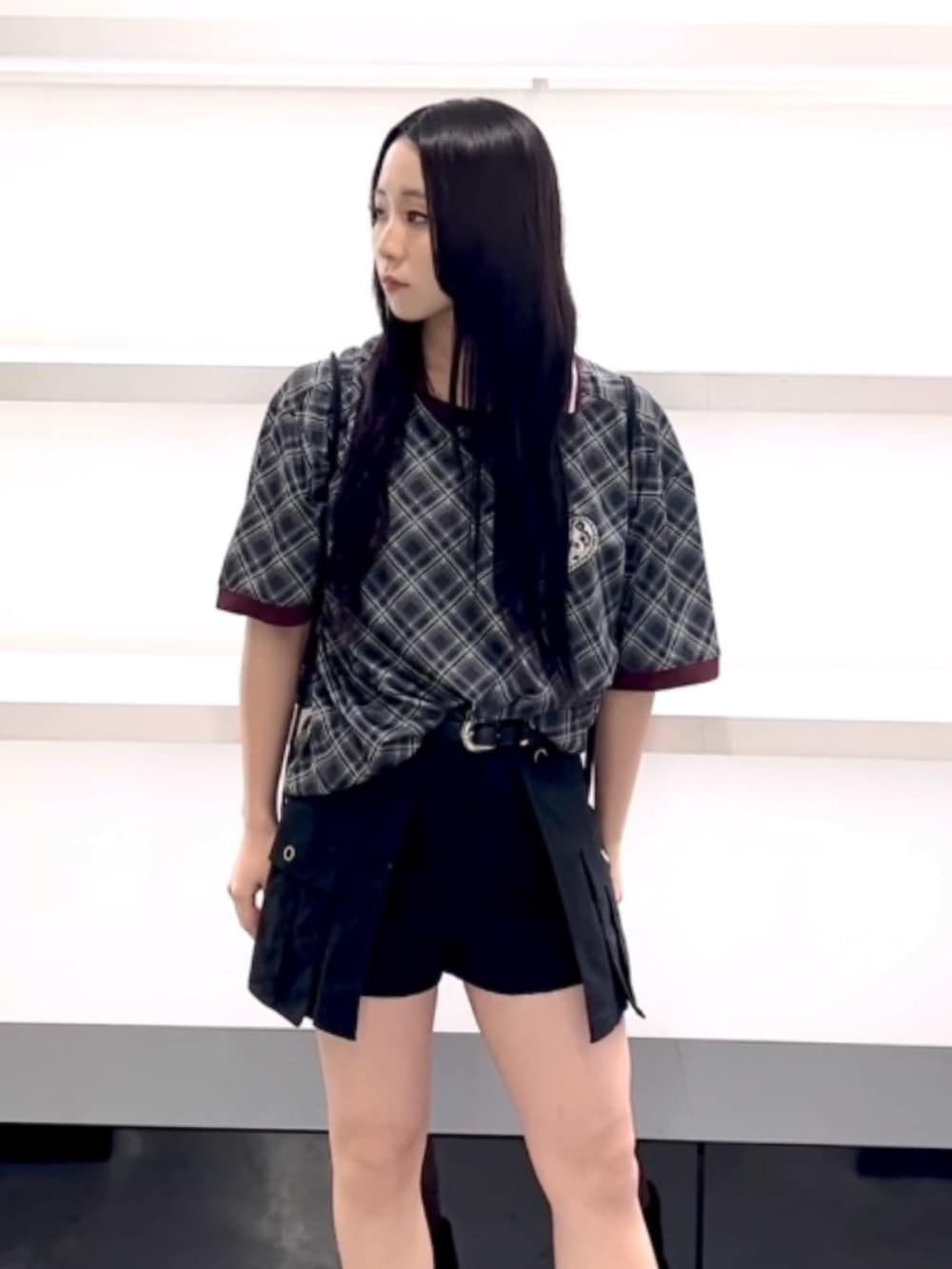 ブラック系のTシャツ/カットソー、ブラック系のスカート、ブラック系のバックパック/リュックを着用したレディースの春コーディネートの8枚目の写真