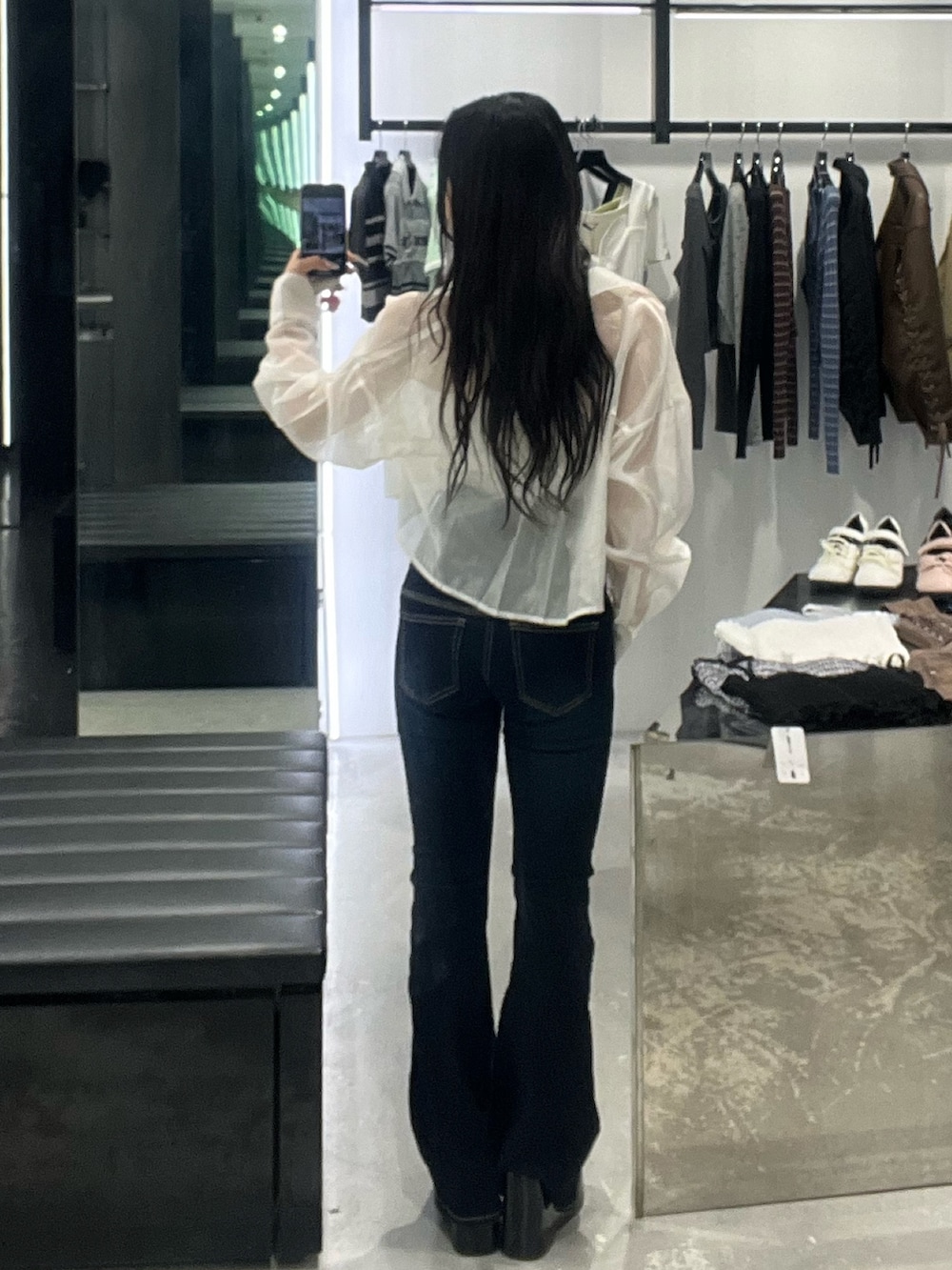 ホワイト系のTシャツ/カットソー、ホワイト系のシャツ/ブラウス、ブルー系のデニムパンツを着用したレディースの春コーディネートの3枚目の写真