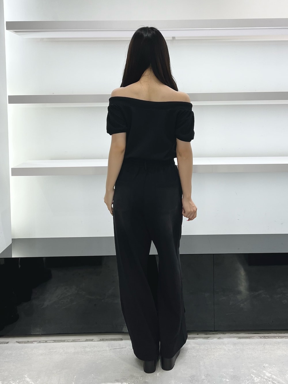 ブラック系のスウェット、ブラック系のスウェットパンツ、ブラック系のサンダルを着用したレディースの夏コーディネートの3枚目の写真