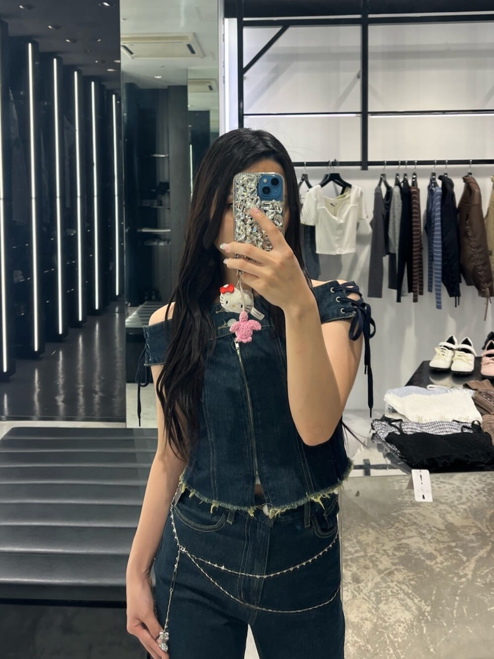 ブラック系のサンダル、ブルー系のTシャツ/カットソー、ブルー系のデニムパンツを着用したレディースの春コーディネートの4枚目の写真
