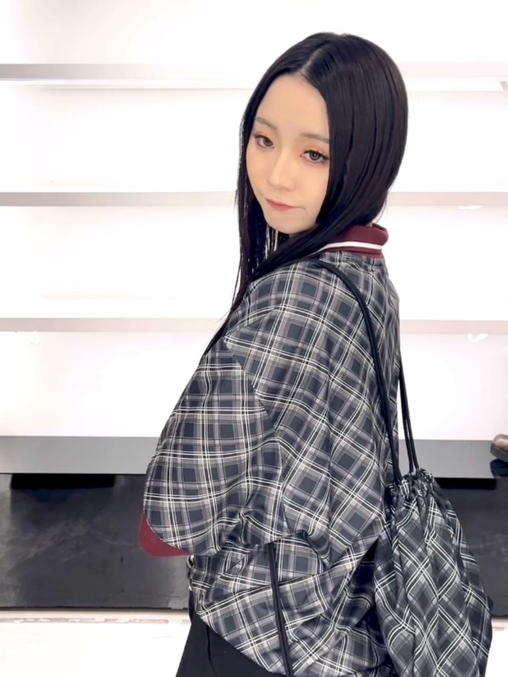 ブラック系のTシャツ/カットソー、ブラック系のスカート、ブラック系のバックパック/リュックを着用したレディースの春コーディネートの6枚目の写真