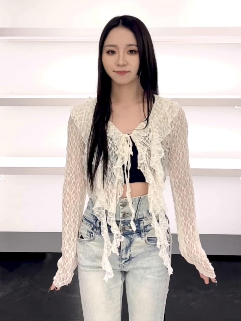 ホワイト系のTシャツ/カットソー、ブルー系のデニムパンツ、ホワイト系のサンダルを着用したレディースの春コーディネートの5枚目の写真