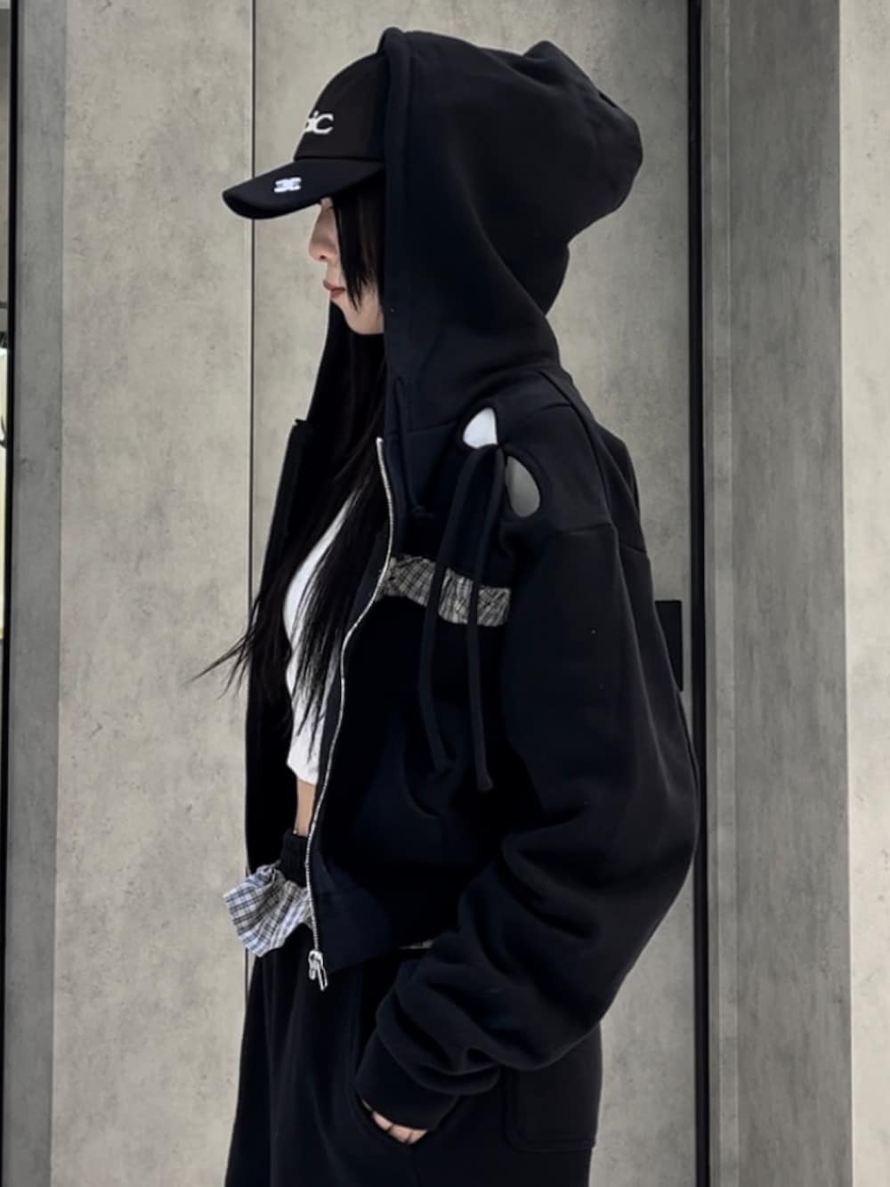 ホワイト系のニット/セーター、ブラック系のパーカー、ブラック系のスウェットパンツを着用したレディースの冬コーディネートの6枚目の写真