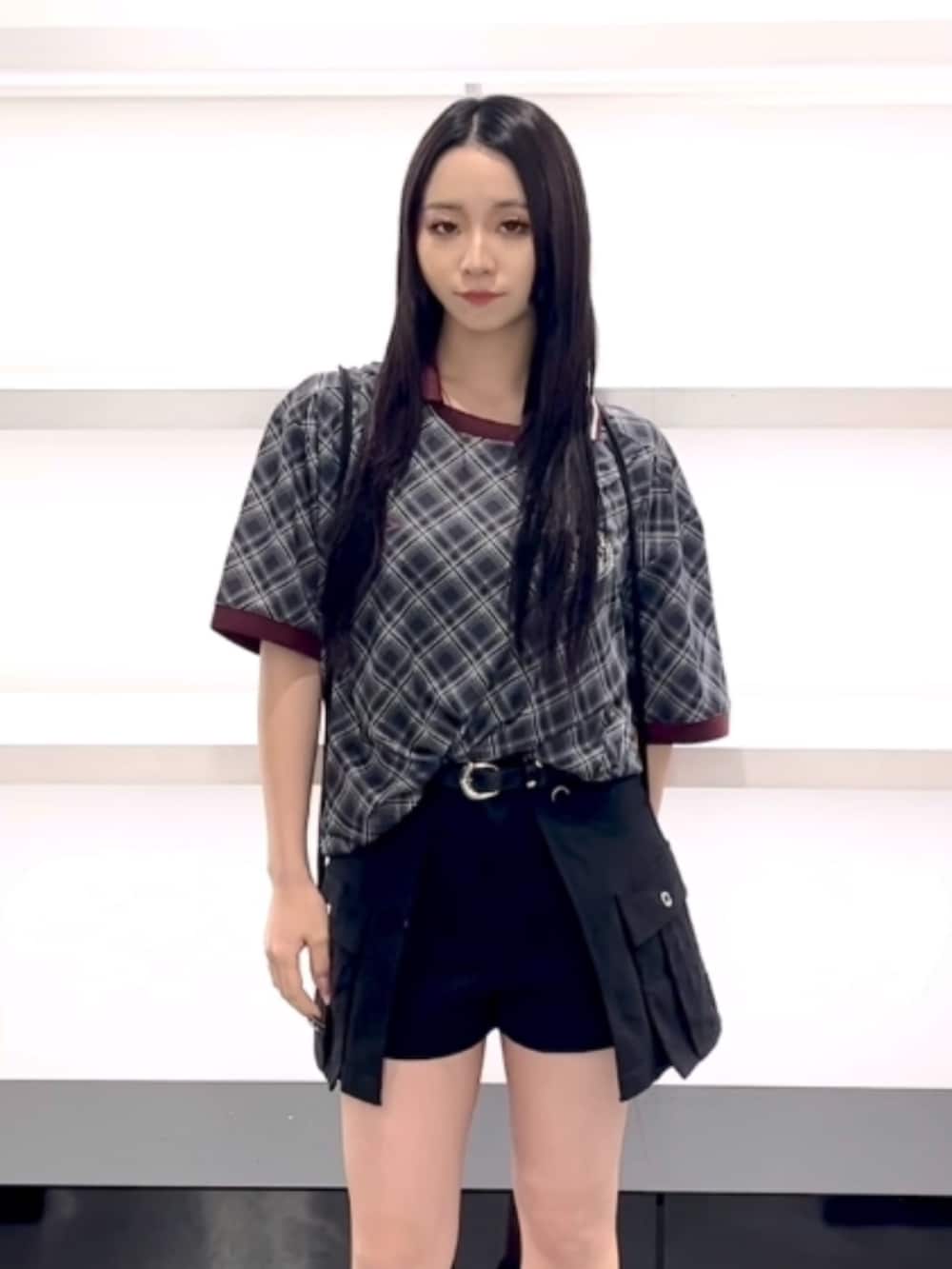 ブラック系のTシャツ/カットソー、ブラック系のスカート、ブラック系のバックパック/リュックを着用したレディースの春コーディネートの10枚目の写真