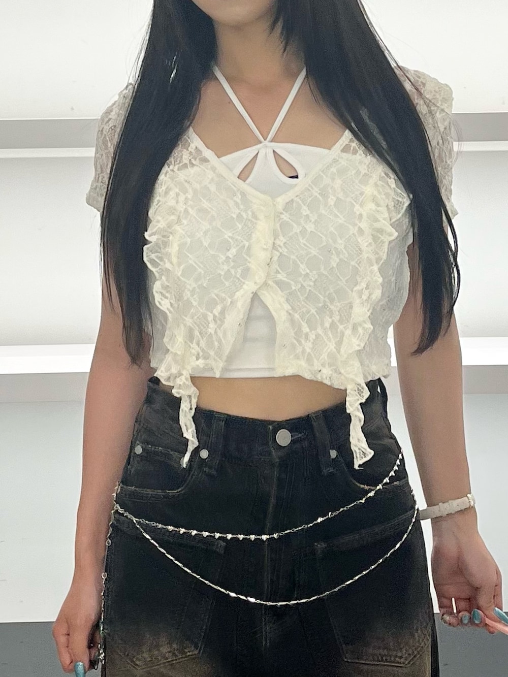 ホワイト系のTシャツ/カットソー、ブラック系のデニムパンツ、ブラック系のサンダルを着用したレディースの夏コーディネートの8枚目の写真