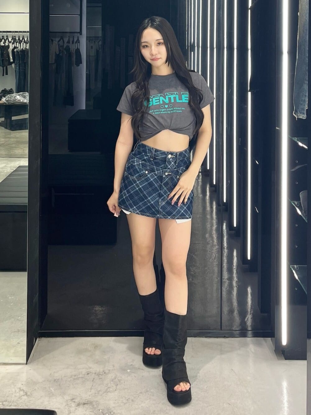 ブラック系のサンダル、ブルー系のスカート、グレー系のTシャツ/カットソーを着用したレディースの夏コーディネートの3枚目の写真