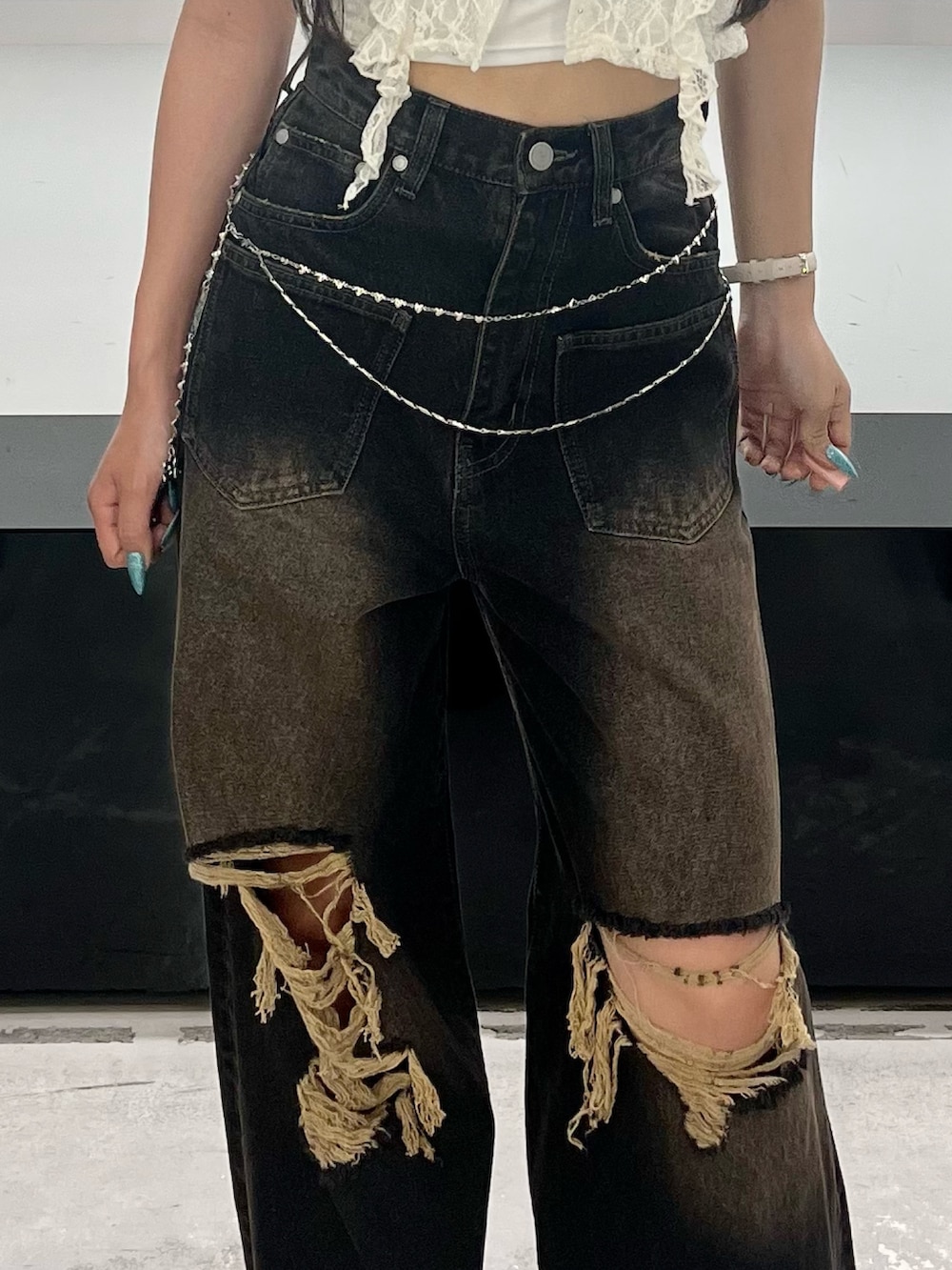 ホワイト系のTシャツ/カットソー、ブラック系のデニムパンツ、ブラック系のサンダルを着用したレディースの夏コーディネートの9枚目の写真