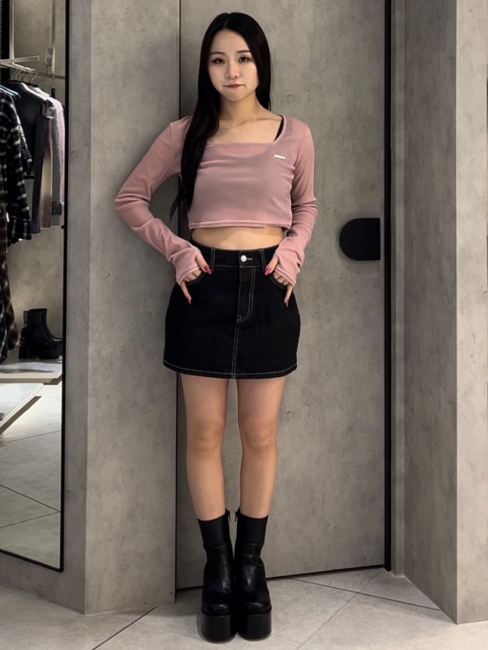 ブラック系のブルゾン、ピンク系のTシャツ/カットソー、ブルー系のスカートを着用したレディースの冬コーディネートの7枚目の写真