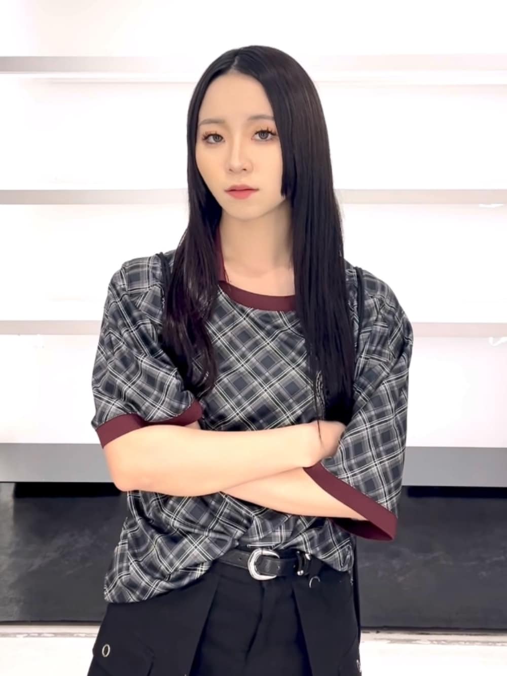 ブラック系のTシャツ/カットソー、ブラック系のスカート、ブラック系のバックパック/リュックを着用したレディースの春コーディネートの5枚目の写真