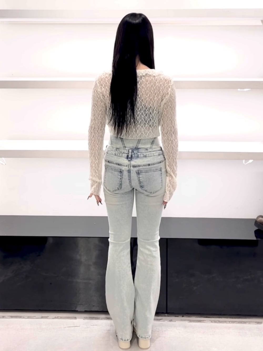 ホワイト系のTシャツ/カットソー、ブルー系のデニムパンツ、ホワイト系のサンダルを着用したレディースの春コーディネートの3枚目の写真