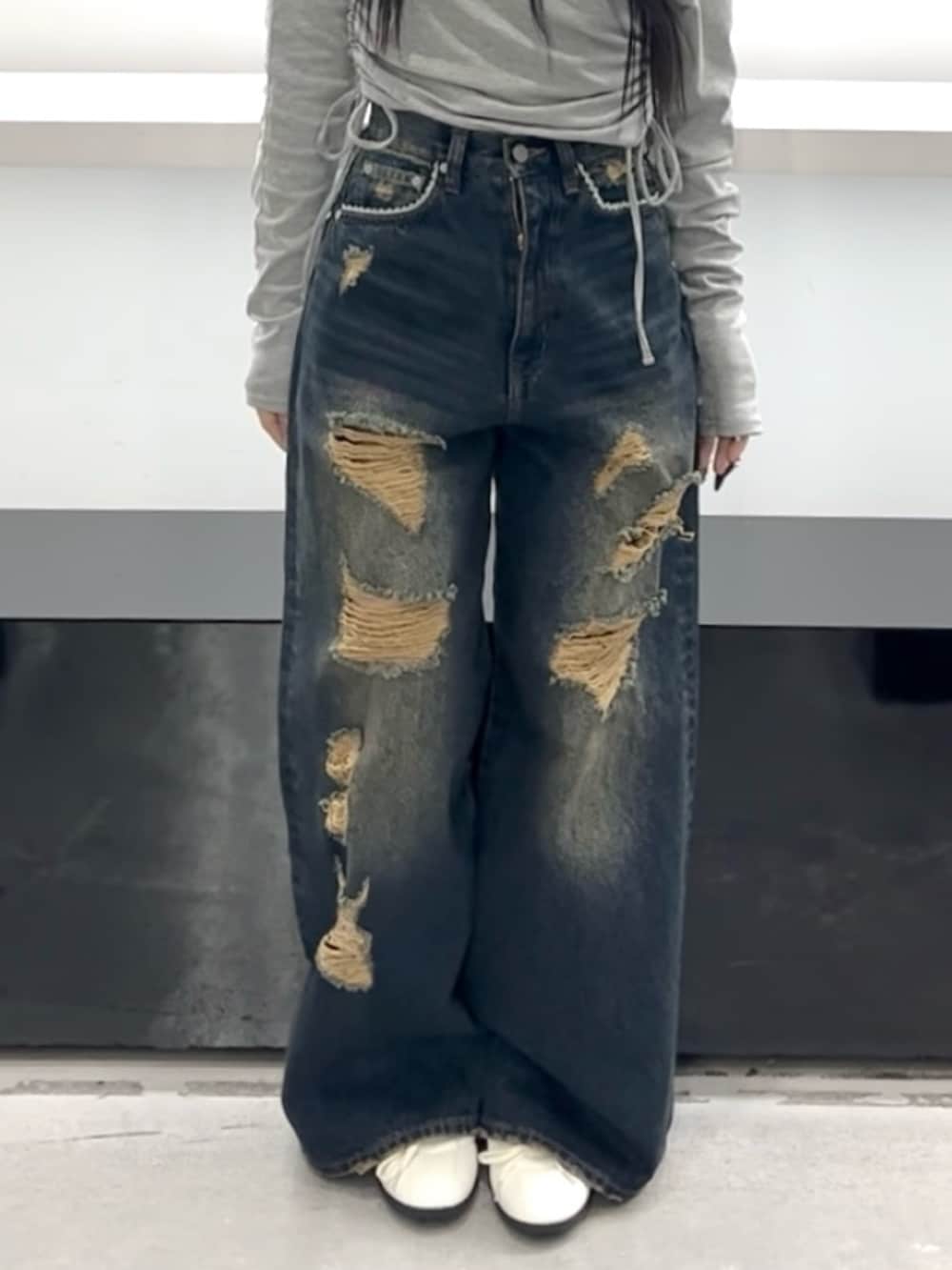 グレー系のTシャツ/カットソー、ブルー系のデニムパンツ、ホワイト系のスニーカーを着用したレディースの春コーディネートの8枚目の写真