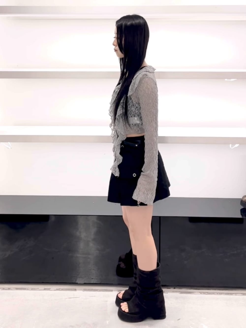 グレー系のTシャツ/カットソー、ブラック系のスカート、ブラック系のサンダルを着用したレディースの春コーディネートの3枚目の写真