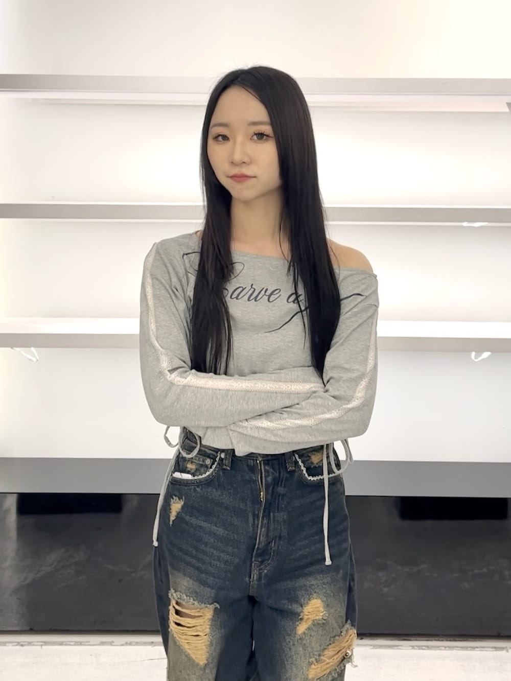 グレー系のTシャツ/カットソー、ブルー系のデニムパンツ、ホワイト系のスニーカーを着用したレディースの春コーディネートの5枚目の写真