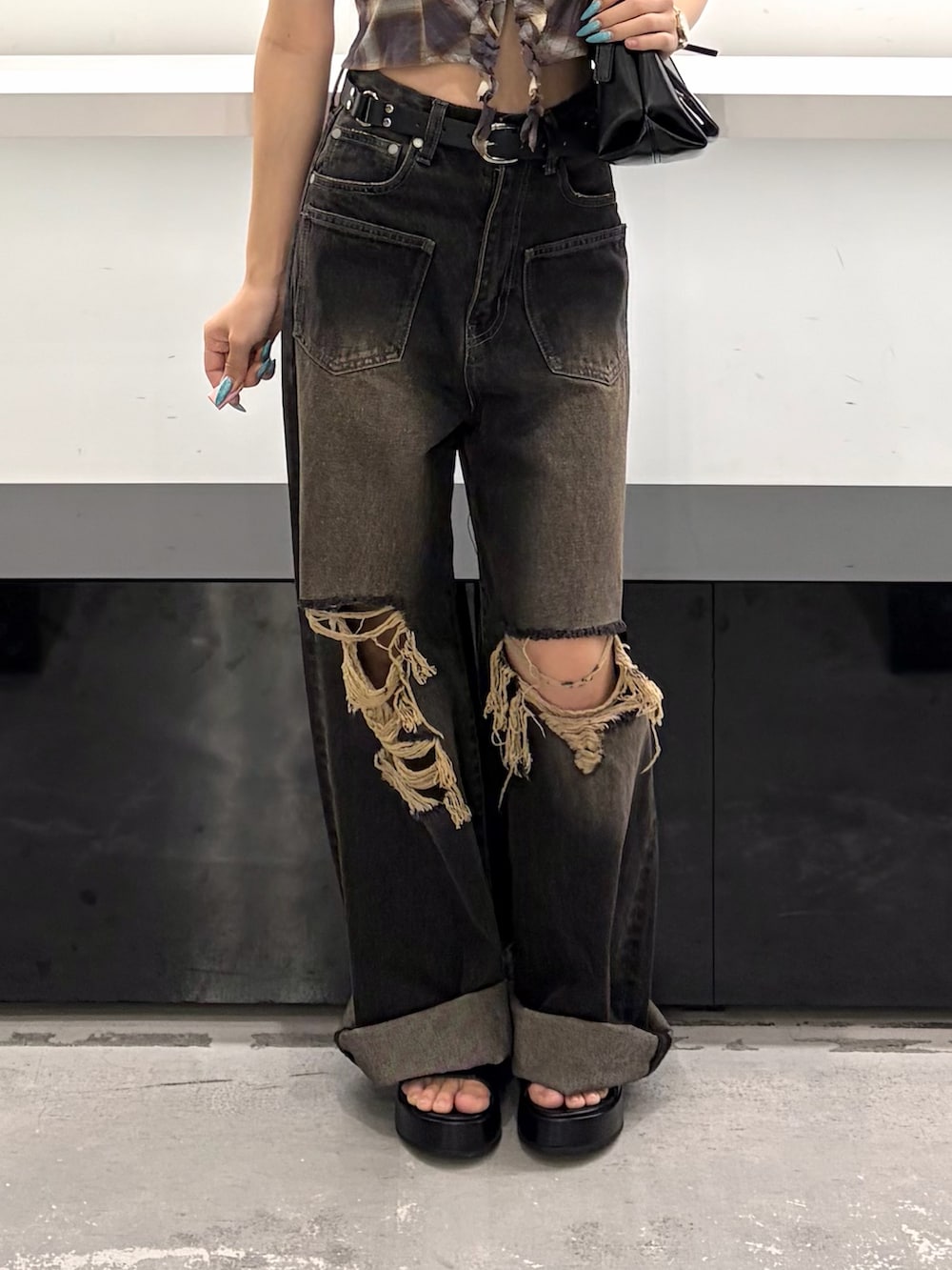 ブラウン系のTシャツ/カットソー、ブラック系のハンドバッグ、ブラック系のデニムパンツを着用したレディースの夏コーディネートの10枚目の写真