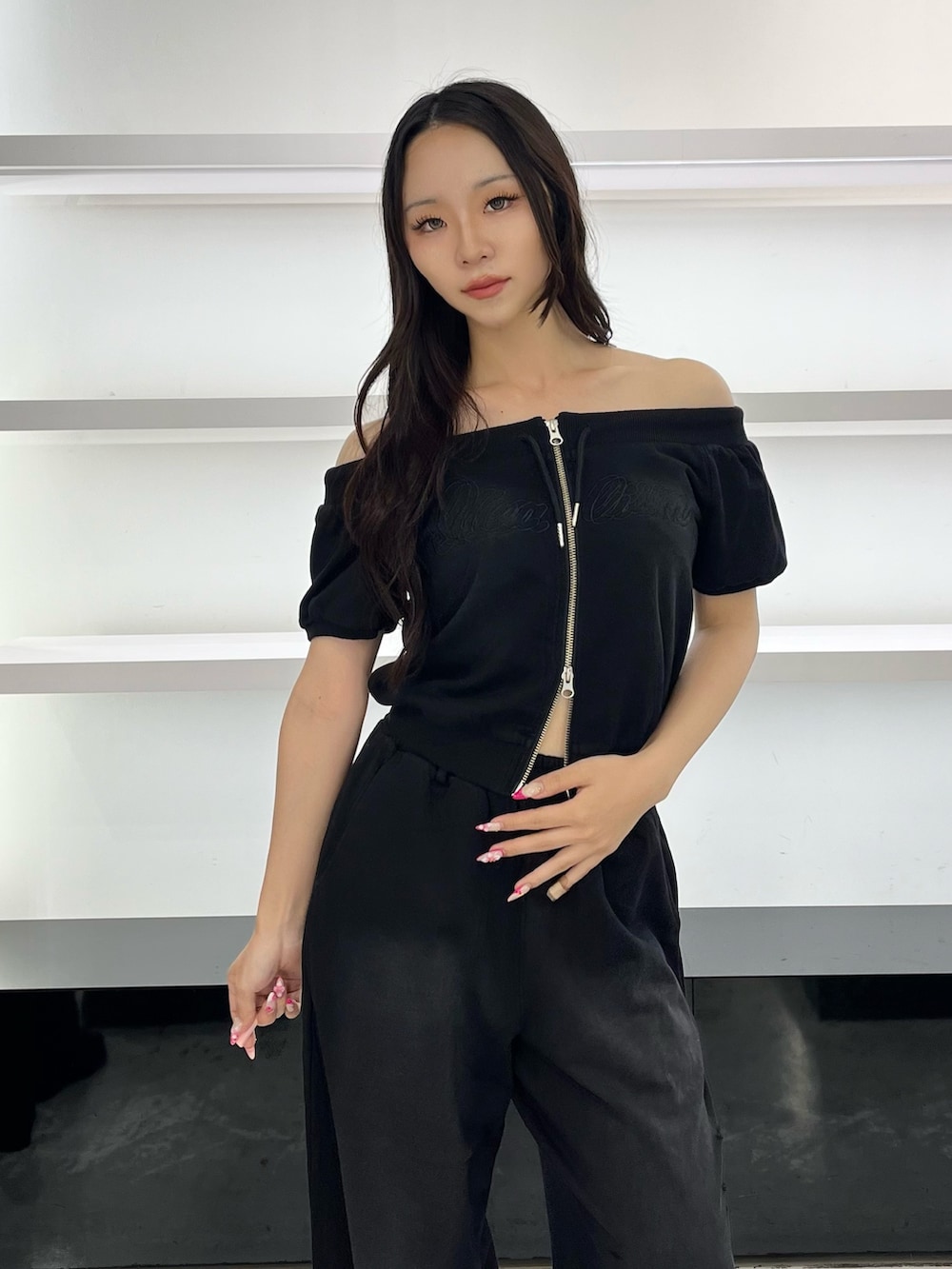 ブラック系のスウェット、ブラック系のスウェットパンツ、ブラック系のサンダルを着用したレディースの夏コーディネートの6枚目の写真