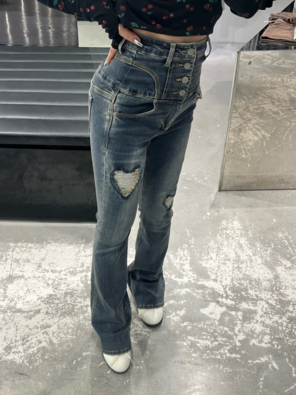 ホワイト系のスニーカー、ブルー系のデニムパンツ、ブラック系のTシャツ/カットソーを着用したレディースの春コーディネートの8枚目の写真