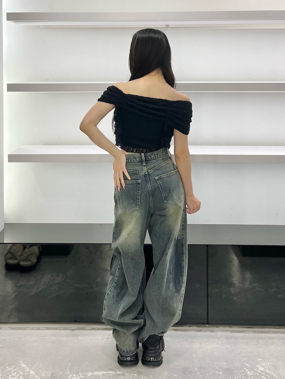 ブラック系のスニーカー、ブルー系のデニムパンツ、ブラック系のTシャツ/カットソーを着用したレディースの夏コーディネートの4枚目の写真