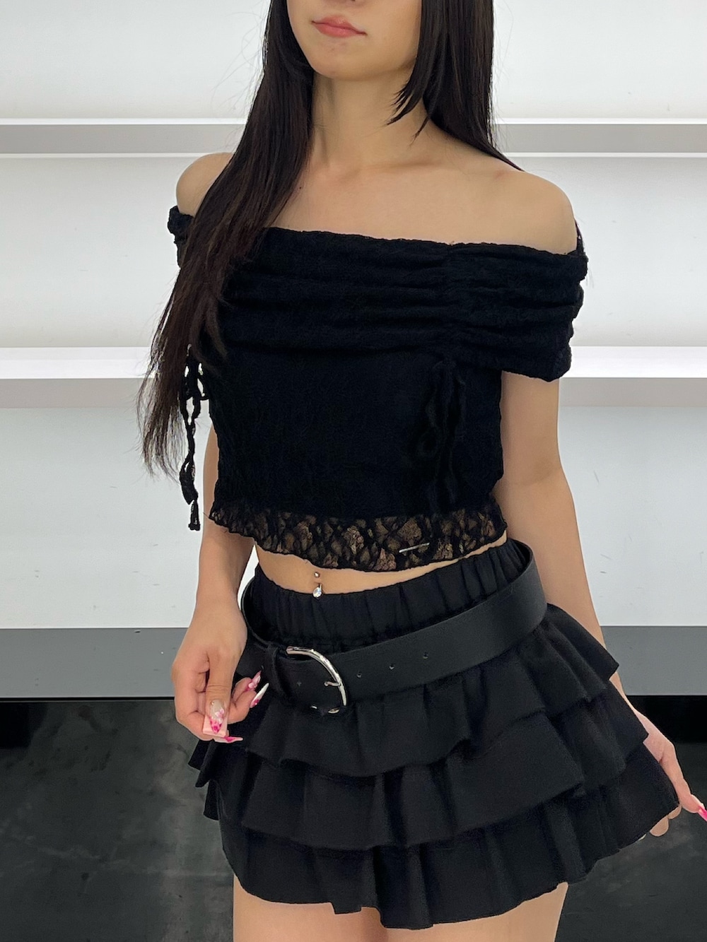 ブラック系のサンダル、ブラック系のスカート、ブラック系のTシャツ/カットソーを着用したレディースの夏コーディネートの6枚目の写真
