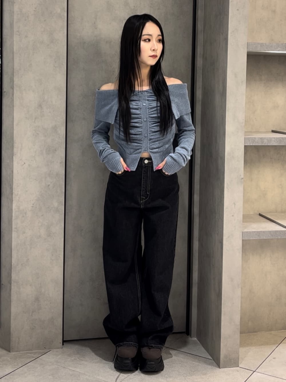 ブルー系のニット/セーター、ブルー系のデニムパンツ、グリーン系のスニーカーを着用したレディースの冬コーディネートの10枚目の写真