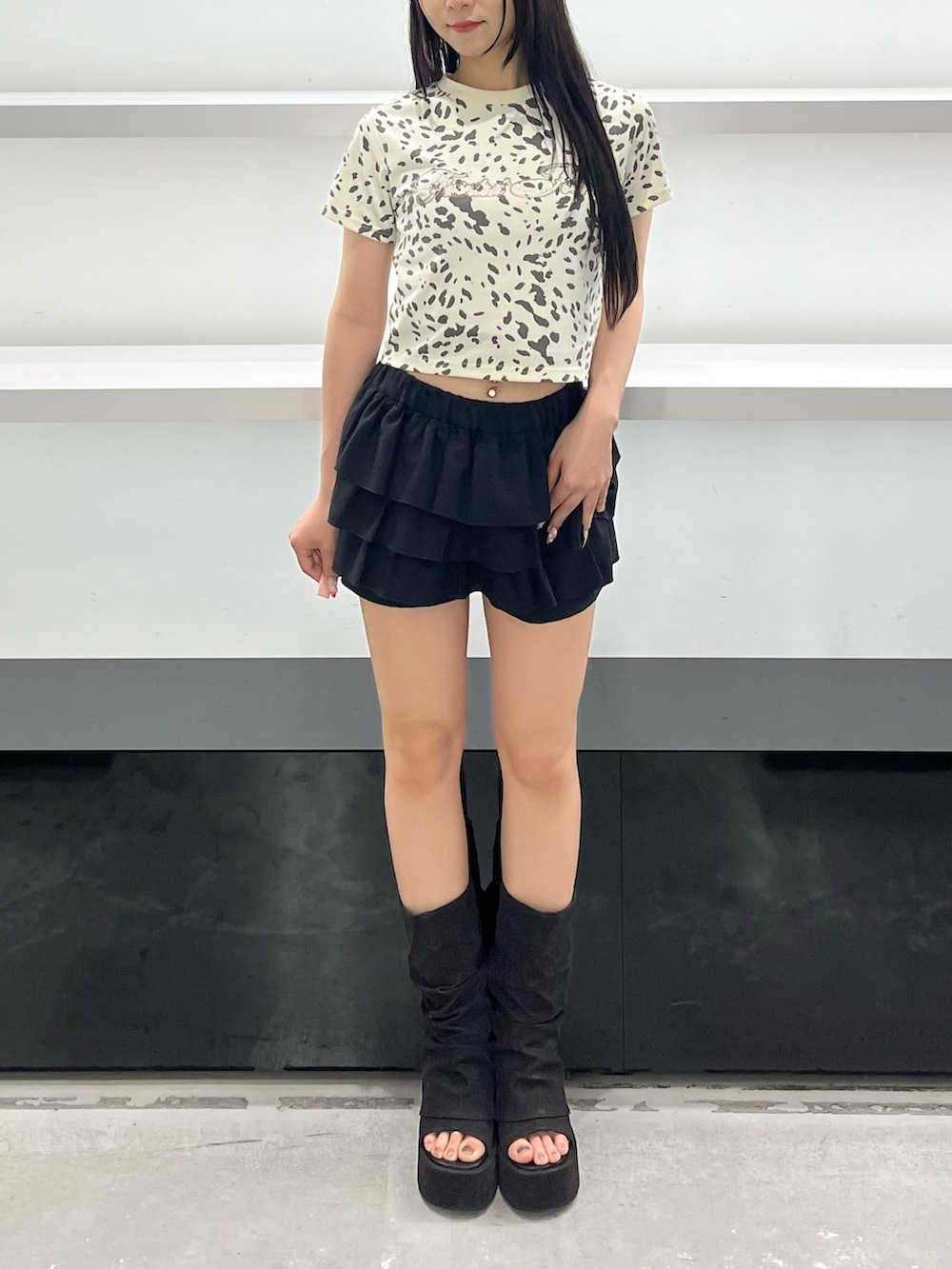 ブラック系のスカート、ブラック系のサンダルを着用したレディースの夏コーディネートの2枚目の写真