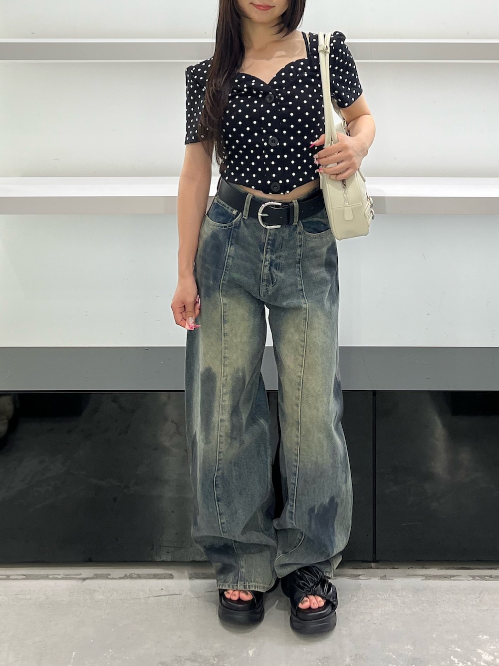 その他のTシャツ/カットソー、ホワイト系のハンドバッグ、ブルー系のデニムパンツを着用したレディースの夏コーディネートの6枚目の写真