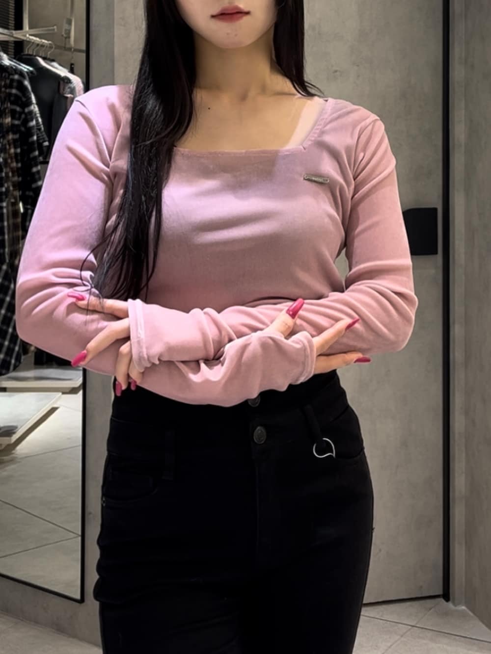 ピンク系のTシャツ/カットソー、ブラック系のデニムパンツ、ブラック系のブーツを着用したレディースの冬コーディネートの5枚目の写真