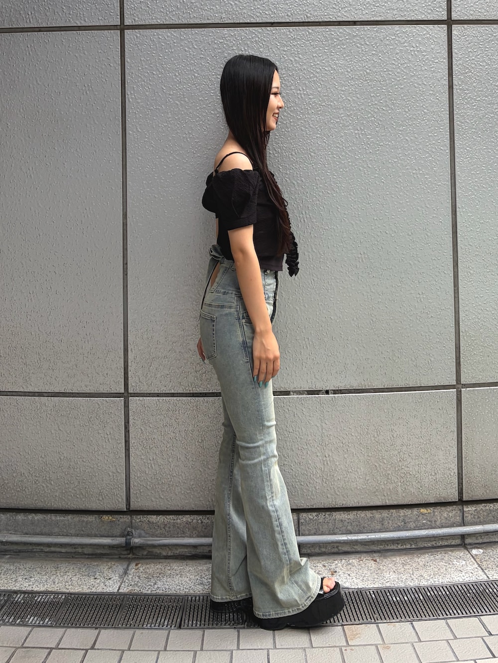ブラック系のTシャツ/カットソー、ブルー系のデニムパンツ、ブラック系のサンダルを着用したレディースの夏コーディネートの3枚目の写真
