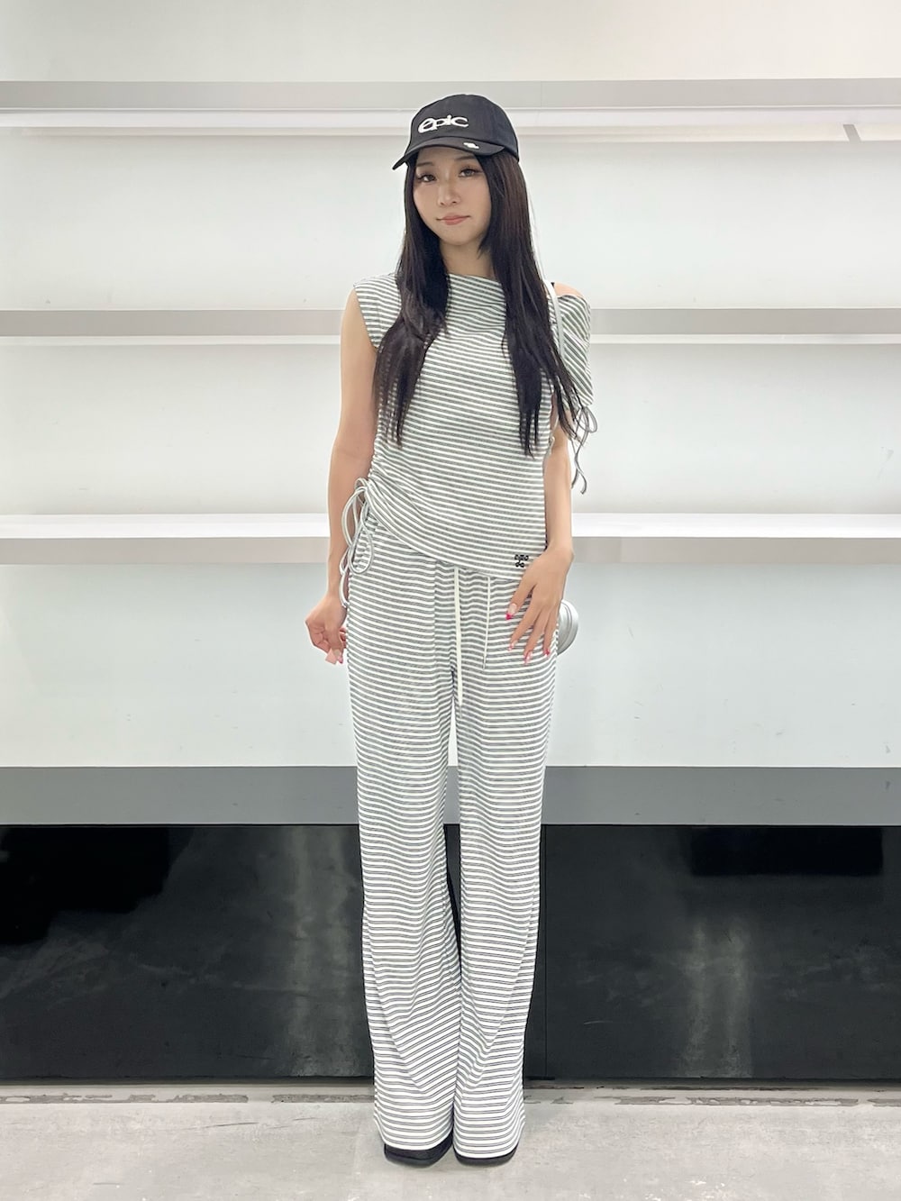 ホワイト系のTシャツ/カットソー、ホワイト系のその他パンツ、シルバー系のショルダーバッグを着用したレディースの夏コーディネートの7枚目の写真